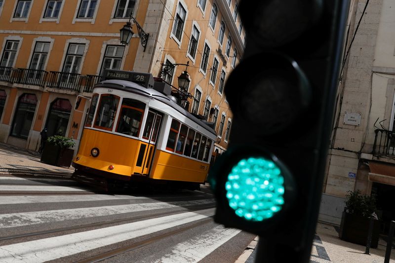 Portugal's quarterly growth accelerates, contrasts with EU slowdown