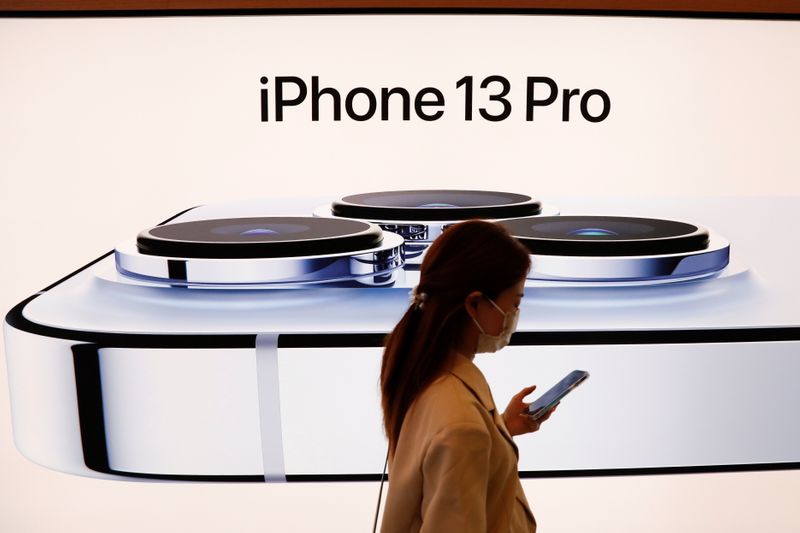 Apple: Bernstein's Analysts 'Cautious' on iPhone 14 Cycle, Valuation