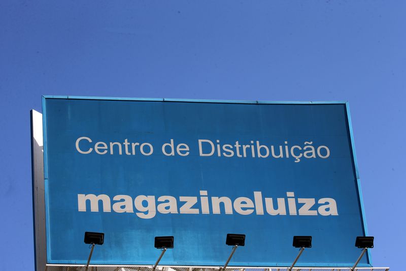 Magazine Luiza dispara mais de 10% e lidera entre as altas do Ibovespa nesta tarde