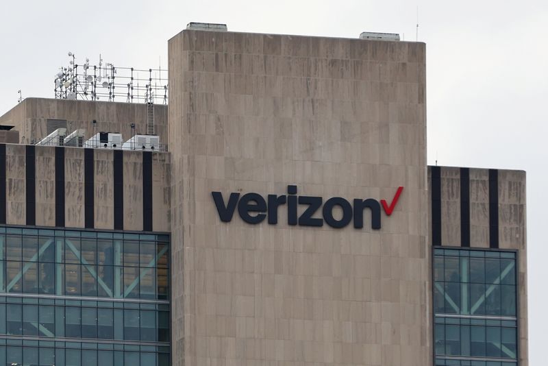 Verizon Slips as Analyst Cuts to Underperform, Sees 10% Downside Risk