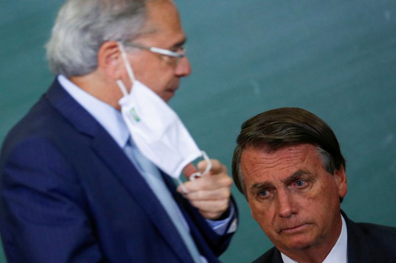 &copy; Reuters Bolsonaro chama equipe de Guedes de 'brilhante'