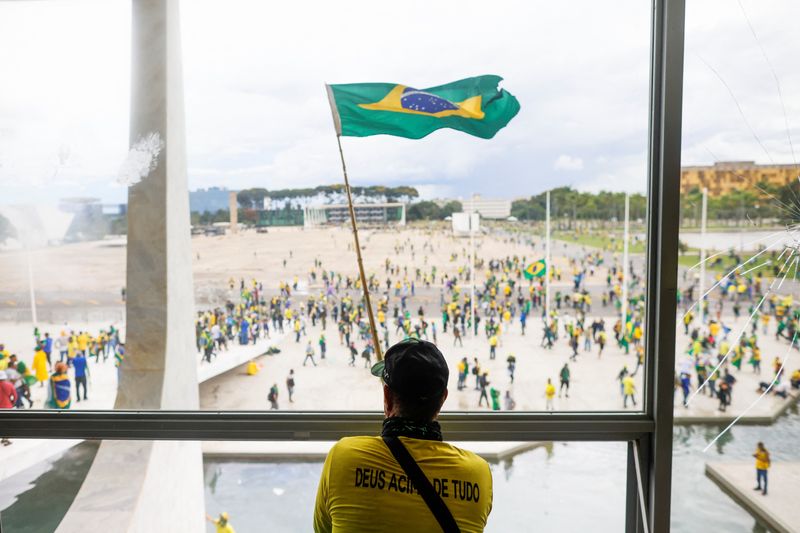 &copy; Reuters כ-300 מפגינים נעצרו בפריצה לקפיטול בברזיל: &quot;הם לא יצליחו להרוס את הדמוקרטיה&quot;