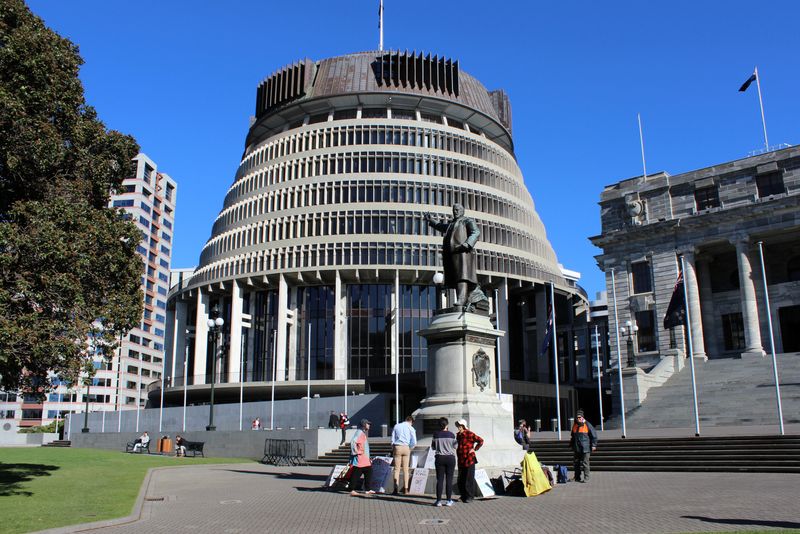 &copy; Reuters نيوزيلندا ترفع الفائدة إلى 5.5% لكبح التضخم