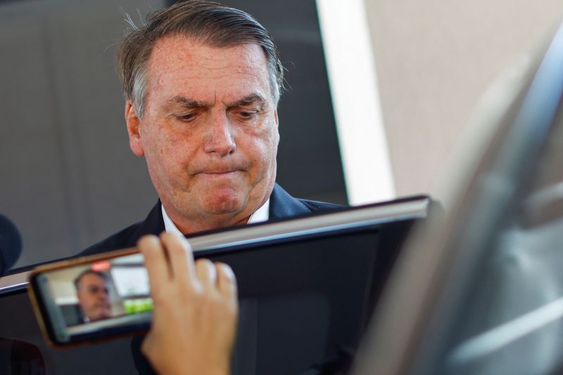 &copy; Reuters Jair Bolsonaro orienta seguidores a desativarem filtro de tema político em rede social