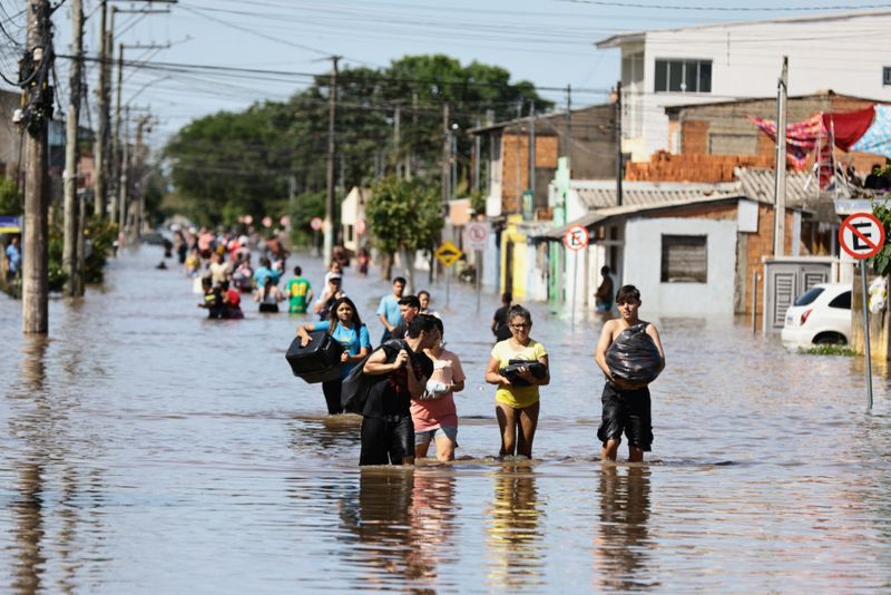 &copy; Reuters Mortes por leptospirose no RS chegam a 17 após enchentes