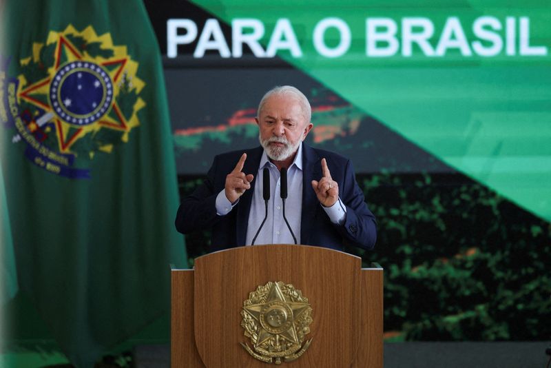 &copy; Reuters Lula planta baobá no Alvorada e diz que árvore é para que futuros presidentes 'tenham juízo'