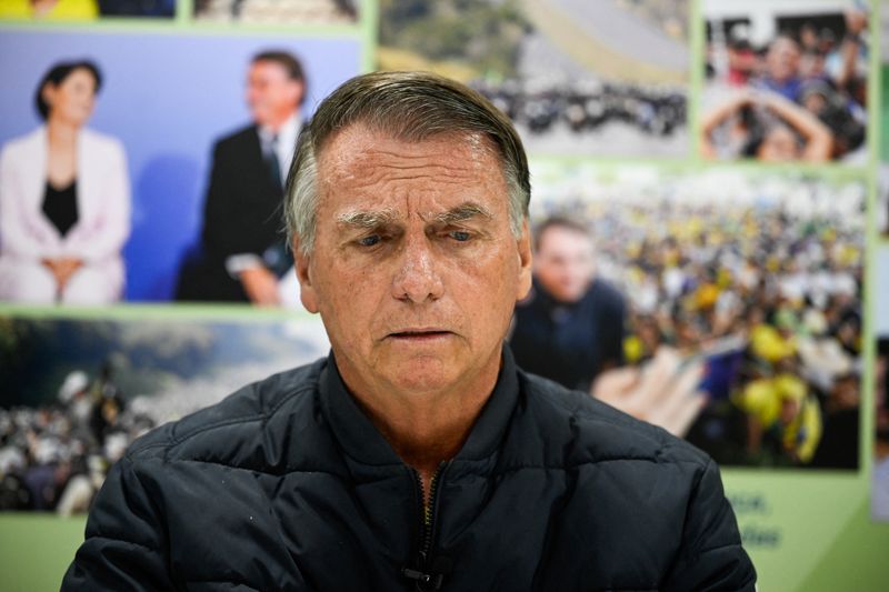 &copy; Reuters Moraes alerta que live pode levar à prisão de Bolsonaro e bloqueia Pix de Eduardo