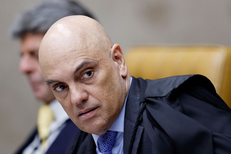 &copy; Reuters Bolsonaro usa milícias digitais, diz Moraes ao decretar prisão domiciliar