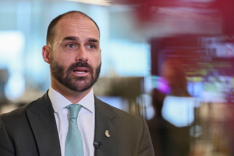 &copy; Reuters Eduardo Bolsonaro fala em “queda do regime” e critica Moraes e Dino