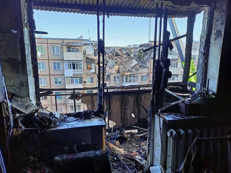 Rússia volta a bombardear edifícios residenciais em Kharkiv