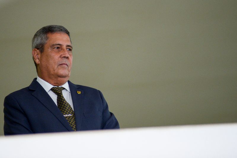 &copy; Reuters Braga Netto compartilha convite a ato de Bolsonaro no Rio; ambos São investigados pela PF