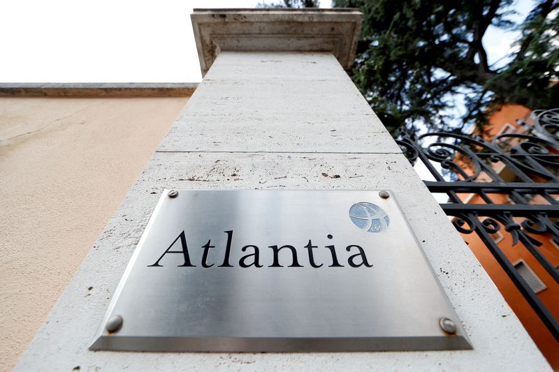 © Reuters. FILE PHOTO: The logo of infrastructure group Atlantia is seen outside its headquarters, in Rome, Italy October 5, 2020. REUTERS/Guglielmo Mangiapane/File Photo