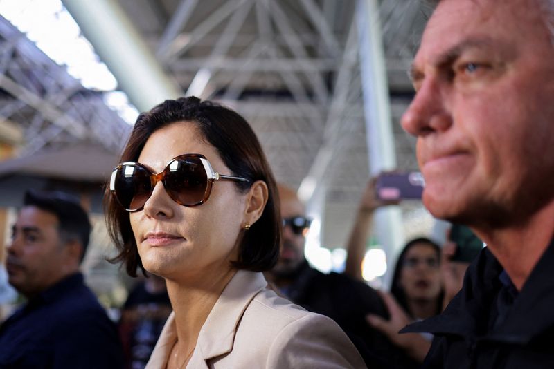 &copy; Reuters Líder do PT quer preparar 'dossiê' contra Michelle Bolsonaro para defender Janja de acusações