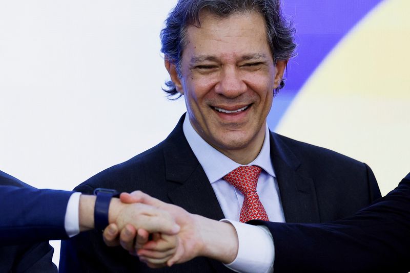 &copy; Reuters Ao lado de Lula, Haddad dá depoimento sobre inspirações que o levaram a entrar na política