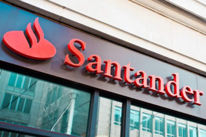 Santander opera com valorização na véspera da divulgação do balanço trimestral