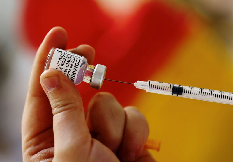 &copy; Reuters. L'Académie nationale de médecine et l'Académie nationale de pharmacie préconisent l'obligation de vaccination en France à partir de 12 ans pour endiguer l'épidémie de COVID-19, "un impératif éthique" pour parvenir à l'immunité collective. /Phot