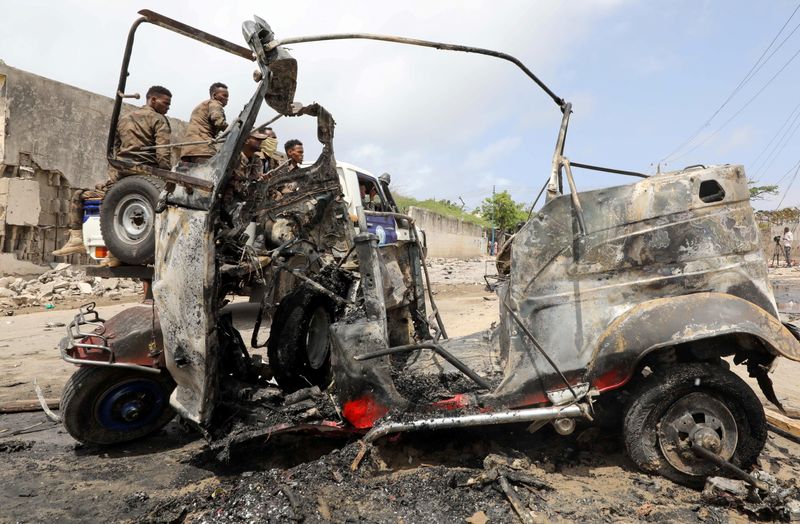 © Reuters. Un attentat-suicide à la voiture piégée revendiqué par les Shebab a fait au moins huit morts samedi à Mogadiscio, a rapporté un témoin à Reuters. /Photo prise le 10 juillet 2021/REUTERS/Feisal Omar