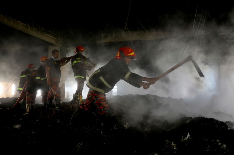 &copy; Reuters. Le propriétaire de l'usine dont l'incendie a fait 52 morts près de Dacca, au Bangladesh, a été arrêté samedi pour homicides, a annoncé la police. /Photo prise le 10 juillet 2021/REUTERS/Mohammad Ponir Hossain