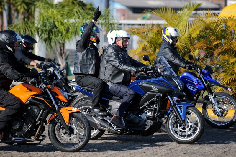 &copy; Reuters. Presidente Jair Bolsonaro partcipa de passeio de motocicleta em Porto Alegre
10/07/2021 REUTERS/Diego Vara 