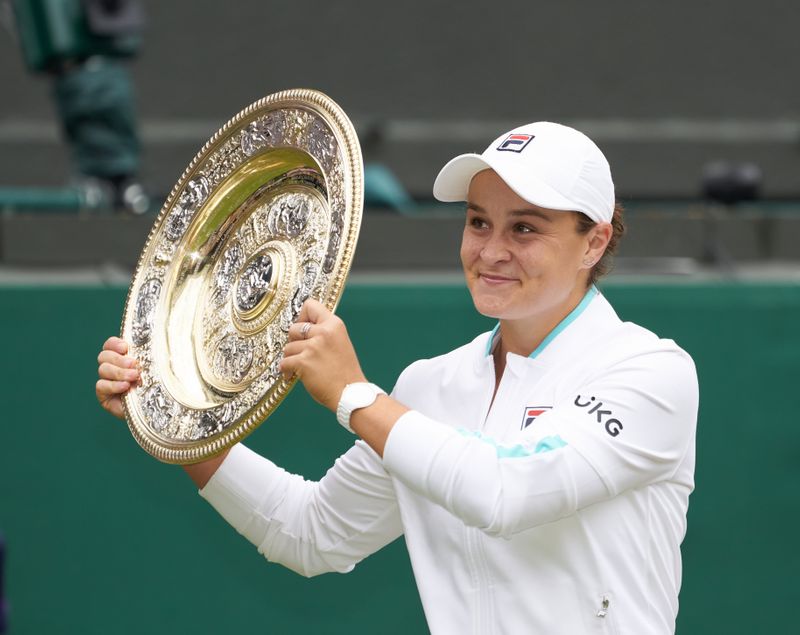 &copy; Reuters. Ash Barty após vencer o torneio de Wimbledon em Londres
10/07/2021 Peter van den Berg-USA TODAY Sports