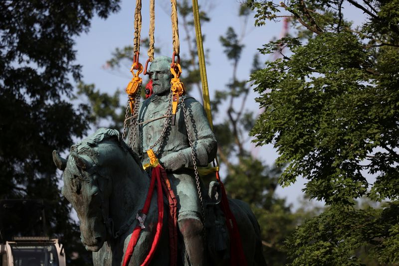© Reuters. A statue of Confederate General Robert E. Lee, is removed after years of a legal battle over the contentious monument, in Charlottesville, Virginia, the U.S, July 10, 2021. REUTERS/Evelyn Hockstein