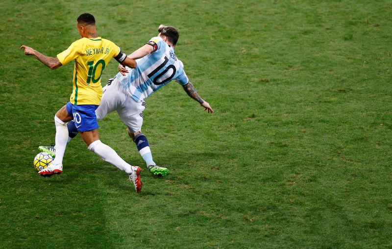 &copy; Reuters. Neymar e Lionel Messi durante partida entre Brasil e Argentina pelas eliminatórias para a Copa do Mundo de 2018 em Belo Horizonte
11/11/2016 REUTERS/Ricardo Moraes