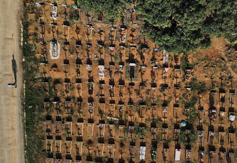 &copy; Reuters. Vista aérea do Cemitério Parque Tarumã, em Manaus
07/07/2021 REUTERS/Bruno Kelly