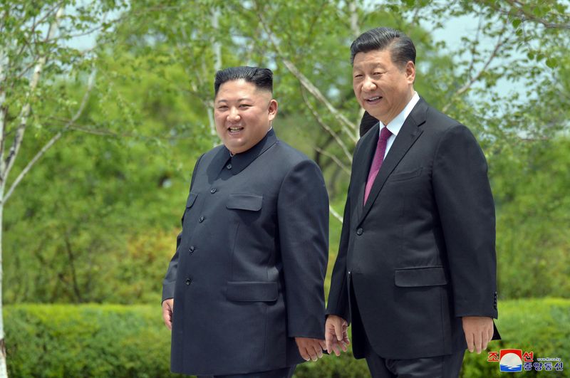 © Reuters. الرئيس الصيني شي جين بينغ والزعيم الكوري الشمالي كيم جونج أون خلال زيارة قام بها شي إلى بيونج يانج في صورة نشرتها وكالة الأنباء المركزية الكورية يوم 21 يونيو حزيران 2019. صورة من أرشيف رويترز. (حصلت رويترز على هذه الصورة من وكالة الأنباء المركزية الكورية. لم تستطع رويترز التأكد على نحو مستقل من هذه الصورة. يحظر بيع الصورة لطرف ثالث. ويحظر استخدام الصورة داخل كوريا الجنوبية. كما يحظر بيع الصورة للأغراض التجارية أو التحريرية داخل كوريا الجنوبية.)