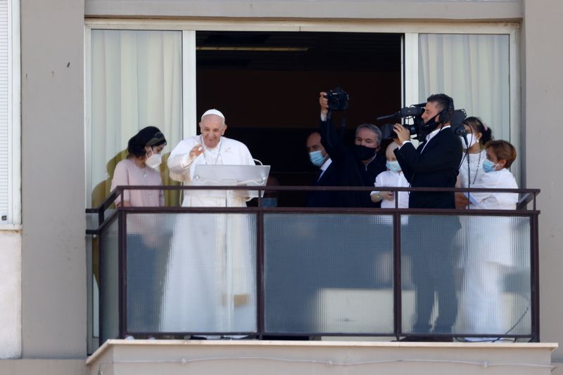 &copy; Reuters. Pope Francis leads the Angelus prayer from a balcony of the Gemelli hospital, as he recovers following scheduled surgery on his colon, in Rome, Italy, July 11, 2021. REUTERS/Guglielmo Mangiapane