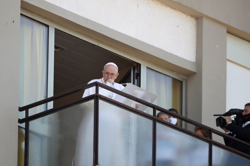 &copy; Reuters. البابا فرنسيس في روما يوم الأحد. تصوير: يارا ناردي - رويترز  