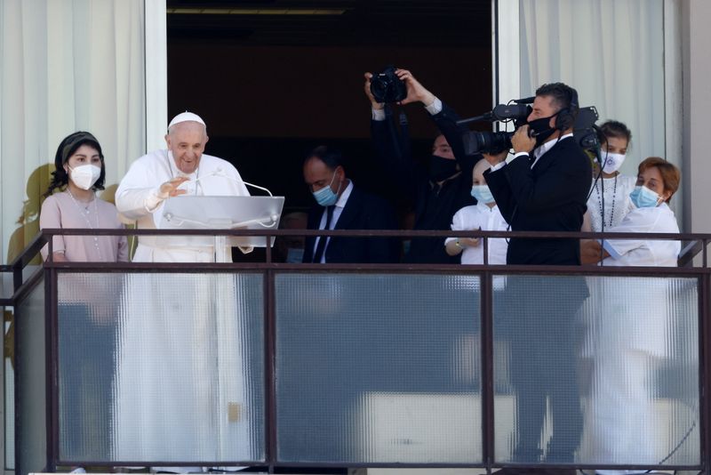 &copy; Reuters. Le pape François, apparemment en bonne santé, est apparu en public dimanche pour la première fois depuis son opération du côlon il y a une semaine, sortant sur le balcon de son hôpital pour diriger sa prière hebdomadaire devant des centaines de per
