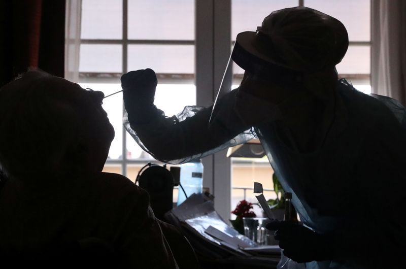 &copy; Reuters. Foto de archivo ilustrativa de un empleado de un asilo de ancianos realizando un control a un paciente en Bruselas. 
Abril 16, 2020. REUTERS/Yves Herman