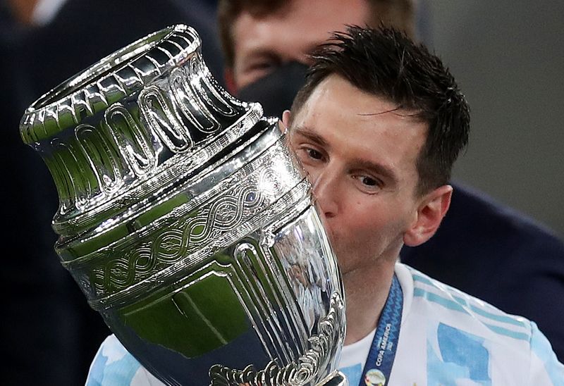 &copy; Reuters. Lionel Messi beija troféu da Copa América no Maracanã
10/07/2021 REUTERS/Ricardo Moraes