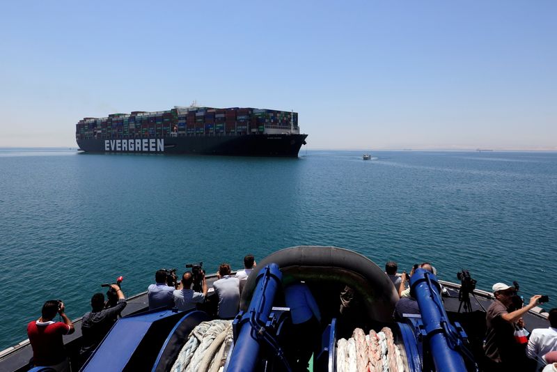 &copy; Reuters. Le canal de Suez a permis d'engranger en 2020-2021 des recettes record de 5,84 milliards de dollars, contre 5,72 milliards de dollars en 2019-2010, a annoncé dimanche l'Autorité du canal de Suez. /Photo prise le 7 juillet 2021/REUTERS/Amr Abdallah Dalsh