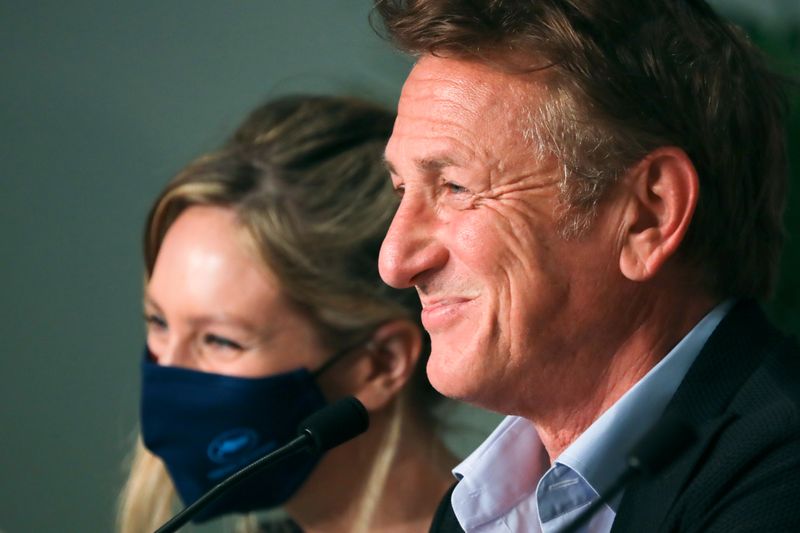 &copy; Reuters. Sean Penn ao lado da filha Dylan Penn durante entrevista coletiva no Festival de Cinema de Cannes
11/07/2021 REUTERS/Reinhard Krause