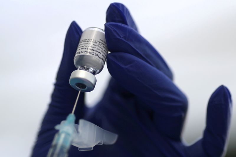 &copy; Reuters. FILE PHOTO: A healthcare worker prepares a Pfizer coronavirus disease (COVID-19) vaccination in Los Angeles, California, U.S., January 7, 2021. REUTERS/Lucy Nicholson/File Photo