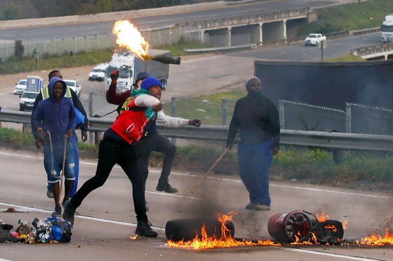 &copy; Reuters. أنصار للرئيس الجنوب أفريقي السابق جاكوب زوما يغلقون طريقا سريعا في صورة بتاريخ التاسع من يوليو تموز 2021. تصوير: روجان وارد - رويترز. 