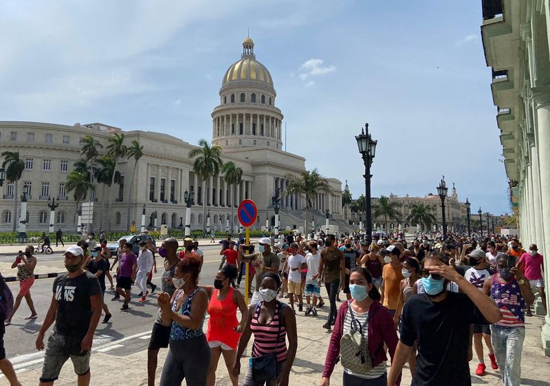 &copy; Reuters. People gather during protests against and in support of the government, amidst the coronavirus disease (COVID-19) outbreak, outside the Capitol building, in Havana, Cuba July 11, 2021. REUTERS/Stringer