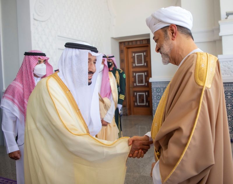 © Reuters. سلطان عمان هيثم بن طارق آل سعيد (الى اليمين) يصافح العاهل السعودي الملك سلمان بن عبد العزيز في نيوم يوم الاحد. صورة من الديوان الملكي السعودي.