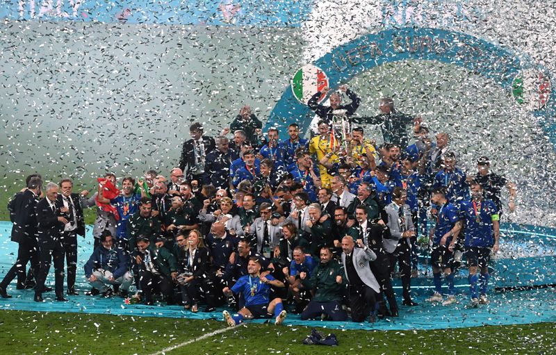 © Reuters. لاعبو إيطاليا يحتفلون بفوزهم بكأس بطولة أوروبا لكرة القدم 2020 بعد تغلبهم في المباراة النهائية على انجلترا في استاد ويمبلي بلندن يوم الأحد. صورة لرويترز من ممثل لوكالات الأنباء.