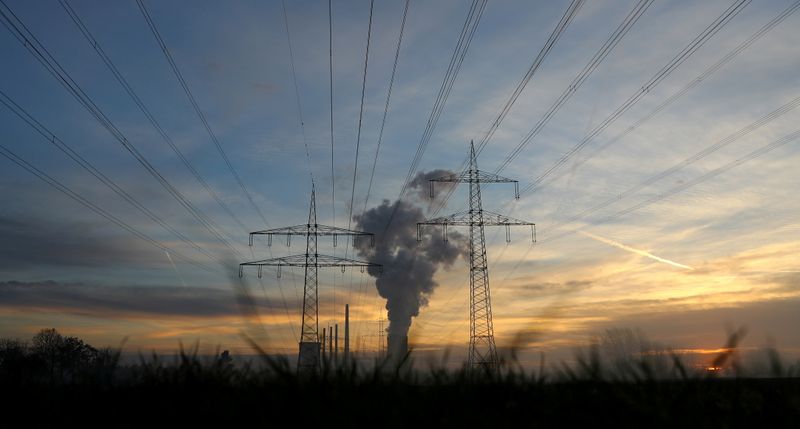 &copy; Reuters. FILE PHOTO: General view of electricity pylons and power lines leading from the Uniper coal power plant in Hanau, Germany, early morning November 23, 2016. REUTERS/Kai Pfaffenbach