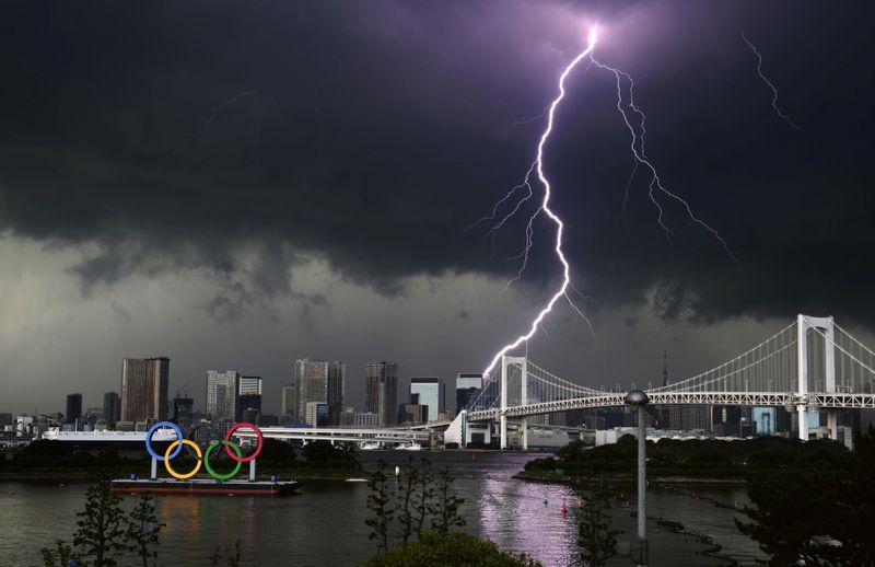 &copy; Reuters. La capitale japonaise Tokyo est de nouveau entrée lundi en état d'urgence face à l'épidémie de coronavirus, à moins de deux semaines du début des Jeux olympiques dont elle est l'hôte. /Photo publiée le 11 juillet par l'agence de presse japonaise 