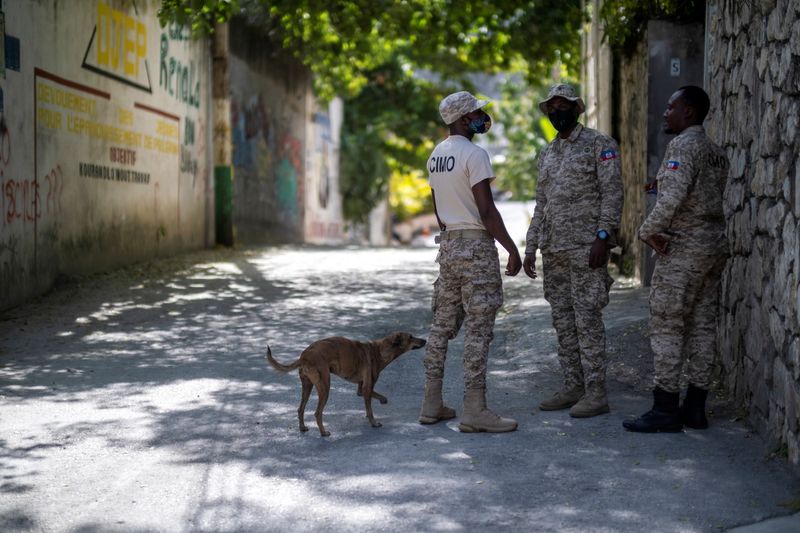 &copy; Reuters. أفراد من الشرطة الهايتية يحرسون مدخل المنزل الذي اغتيل فيه الرئيس الهايتي جوفينيل مويس في بورت أو برنس يوم الأحد. تصوير: ريكاردو أردوينجو - ر