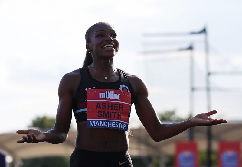 &copy; Reuters. البريطانية دينا آشر-سميث تحتفل بفوزها بسباق 100 متر في مانشستر يوم 26 يونيو حزيران 2021. تصوير: مولي دارلينجتون - رويترز