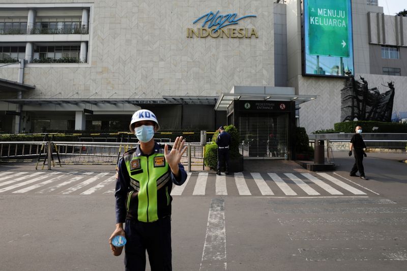 &copy; Reuters. FILE PHOTO: A security guard gestures outside the closed Plaza Indonesia shopping mall in Jakarta, Indonesia, July 4, 2021. REUTERS/Willy Kurniawan