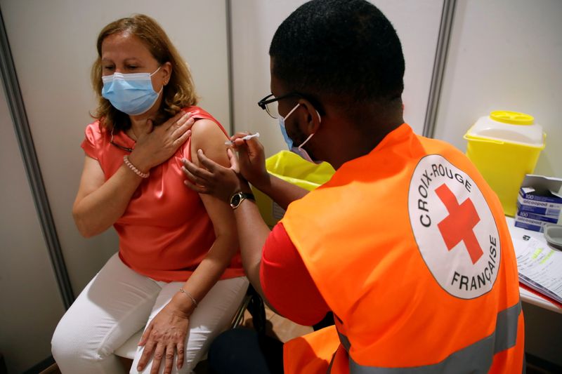 &copy; Reuters. Il faudrait vacciner plus de 90% de la population en France contre le COVID-19 pour sortir de la pandémie, a estimé lundi l'épidémiologiste Dominique Costagliola. /Photo prise le 7 juillet 2021/REUTERS/Sarah Meyssonnier