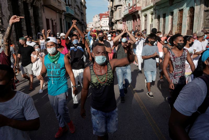 &copy; Reuters. 　７月１１日　カリブ海の島国キューバでディアスカネル大統領の退陣を求める市民らのデモが起きた。写真は７月１１日、ハバナで撮影（２０２１年　ロイター/Alexandre Meneghini）