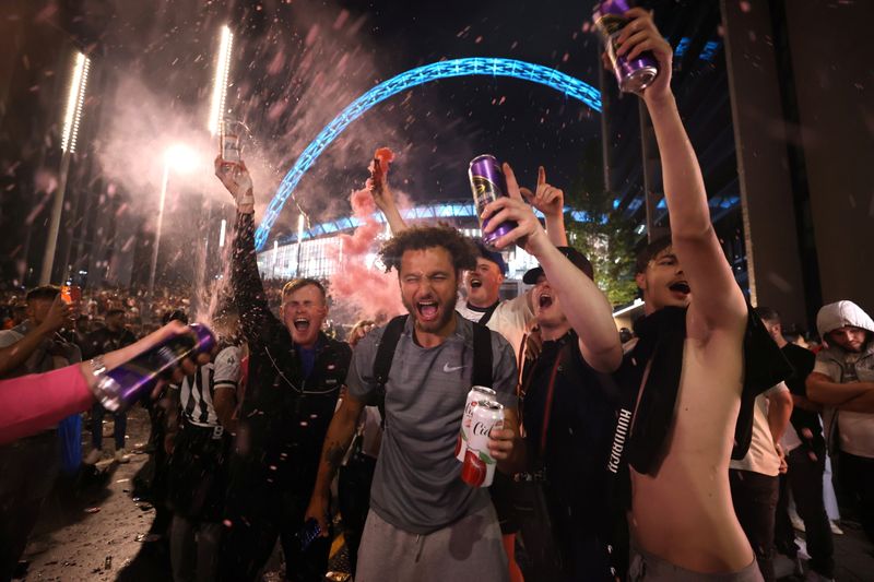 &copy; Reuters. 　７月１２日、    世界保健機関（ＷＨＯ）の疫学専門家は、１１日にロンドンで開催されたサッカーの欧州選手権（ユーロ２０２０）決勝戦で、マスクなしの観客が踊ったり叫んだりして