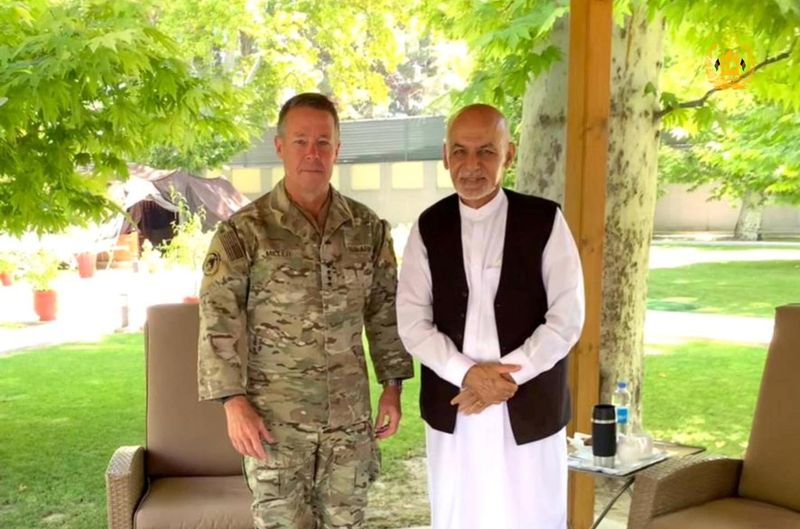 &copy; Reuters. الرئيس الأفغاني أشرف غني والجنرال الأمريكي أوستن ميلر في صورة نشرها قصر الرئاسة الأفغاني يوم 2 يوليو تموز 2021. صورة يحظر إعادة بيعها أو حفظها 