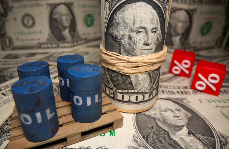 &copy; Reuters. FILE PHOTO: 3D printed oil barrels and percentage symbols are seen in front of dollar banknotes in this illustration taken May 25, 2020. REUTERS/Dado Ruvic/Illustration/File Photo